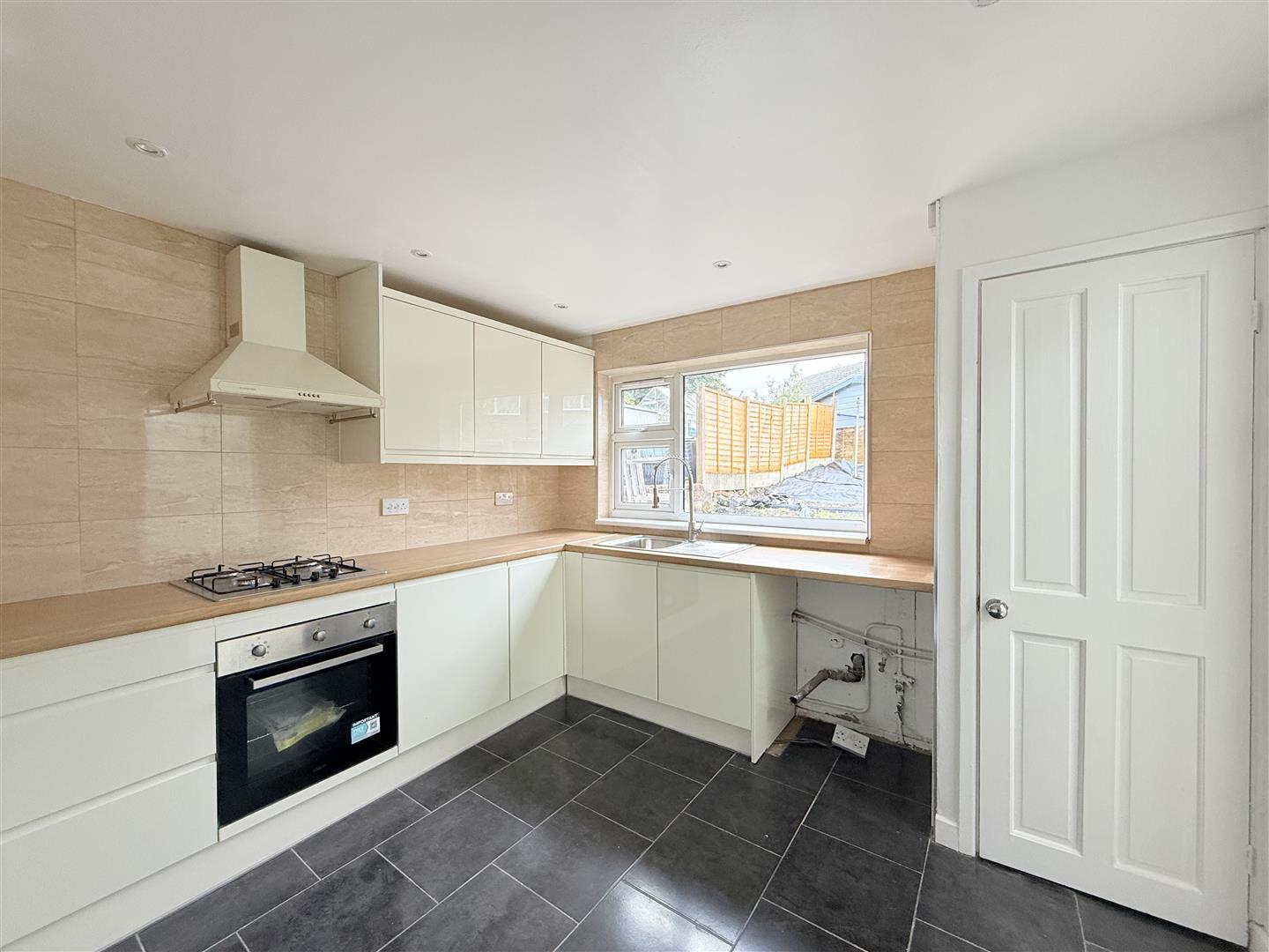 3 bed house - semi-detached in Elm Tree Drive, Dukinfield – photo 3